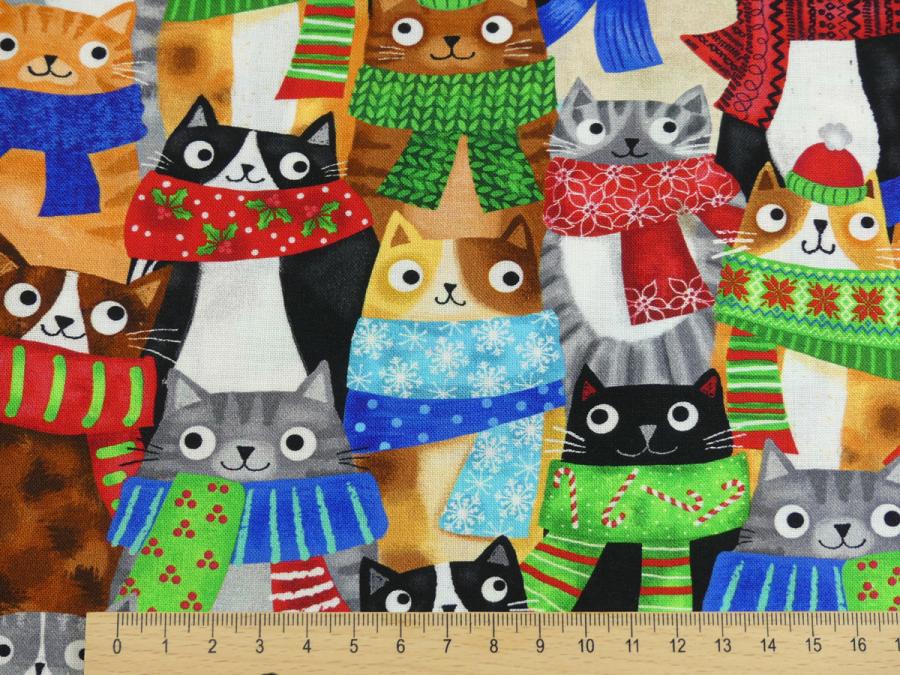 Patchworkstoff mit Katzen und bunten Schals Detailansicht mit Maß